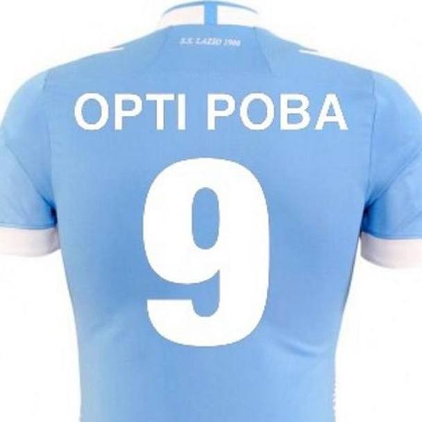 Ecco il calciatore del momento: il fantomatico Opti Poba citato a esempio da Tavecchio nel suo discorso. Qui la sua maglia della Lazio numero 9...